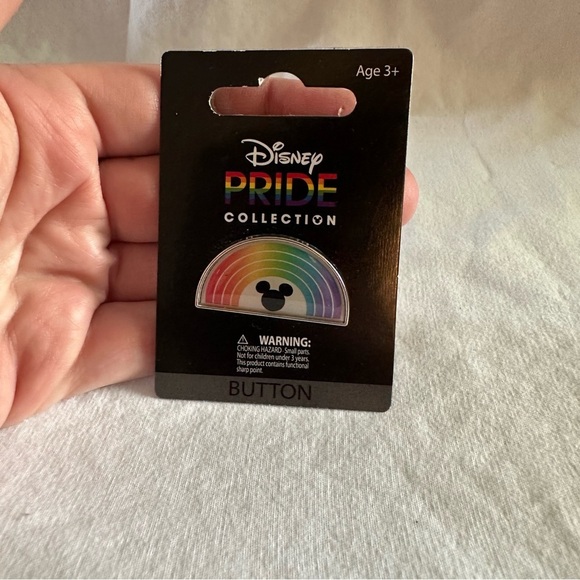 Disney Rainbow Pride Pin - NEW - Picture 3 of 3